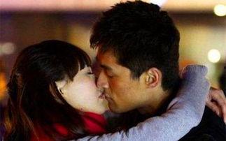 娛樂(lè)吃瓜情侶親吻,娛樂(lè)圈情侶深情親吻，甜蜜畫(huà)面引網(wǎng)友熱議