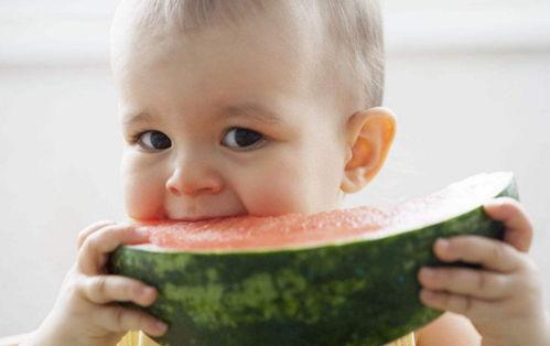 娛樂吃瓜君寶寶倒水,揭秘寶寶倒水背后的溫馨瞬間