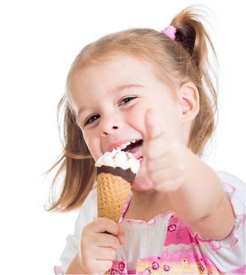 娛樂吃瓜君寶寶倒水,揭秘寶寶倒水背后的溫馨瞬間