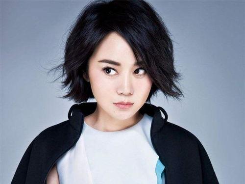 娛樂(lè)吃瓜妹閆妮是誰(shuí)扮演的,揭秘幕后喜劇女王